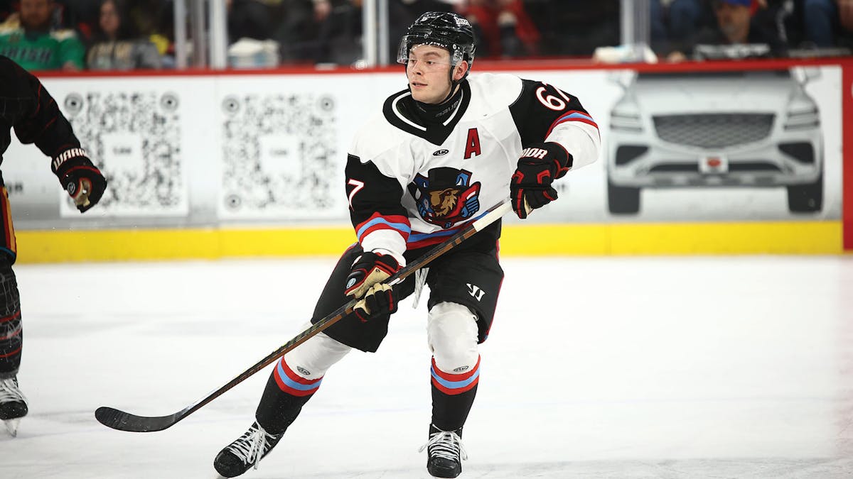 Action photo of Johnny Evans of the Bloomington Bison