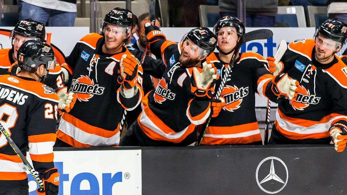 Komets ground Wings in season opener 5-2