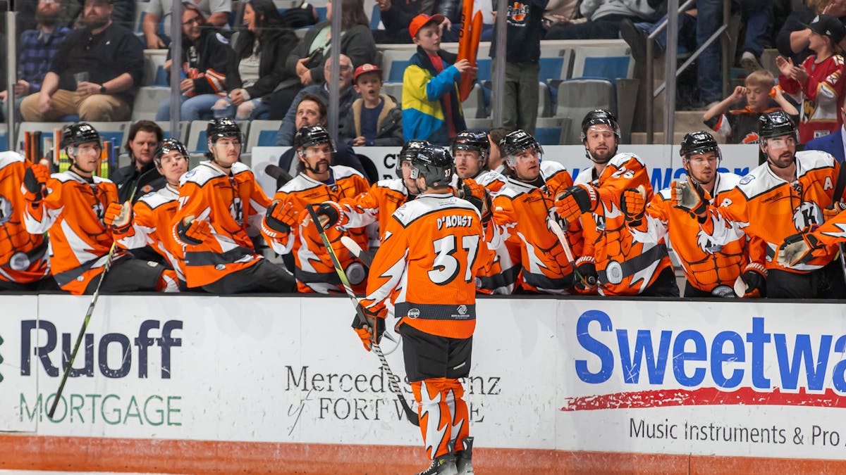 Komets earn two more wins; The team hits the road for two more divisional games this weekend