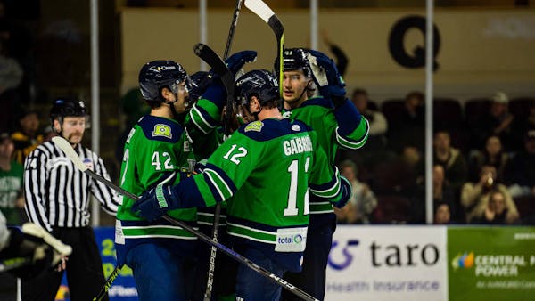 SANTOS SCORES TWICE AS MARINERS TOP ROYALS ON THANKSGIVING EVE