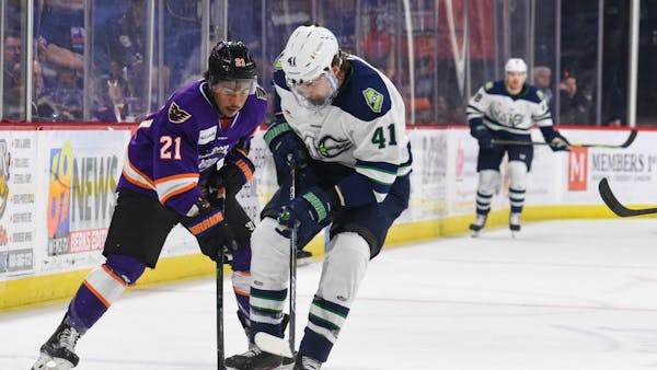 MARINERS EDGED BY ROYALS IN GAME ONE