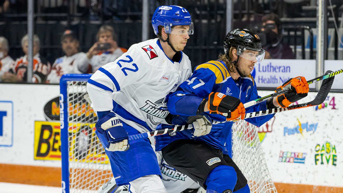 Beau Starrett fights for position against AJ Jenks on Saturday night